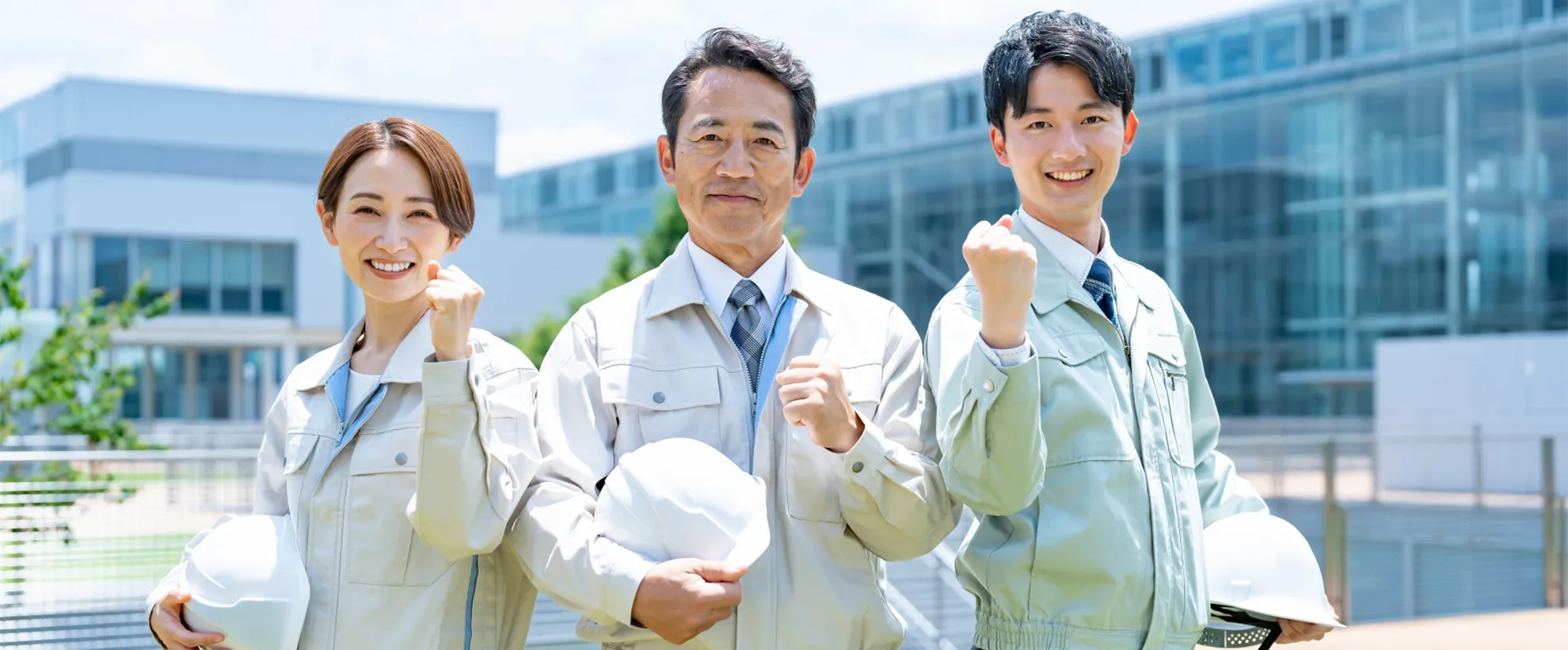 社員がガッツポーズしている画像