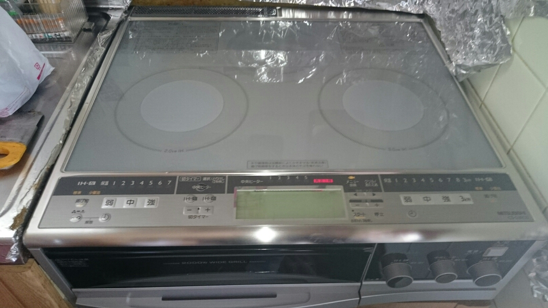 旧ＩＨ取り外し後に油汚れがたまっているので掃除後に新しいＩＨを取り付けます。完成！