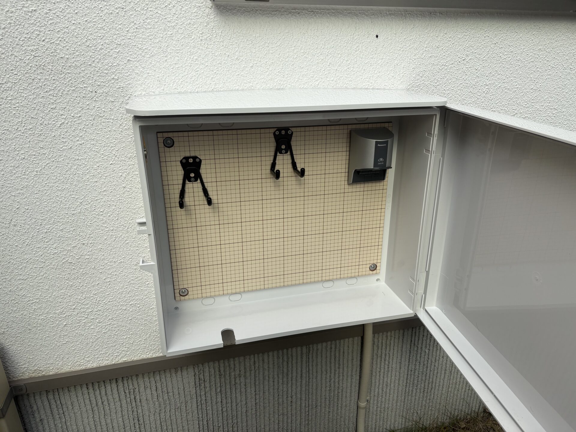 車載ケーブルを収納出来るようにBOXを設けました。