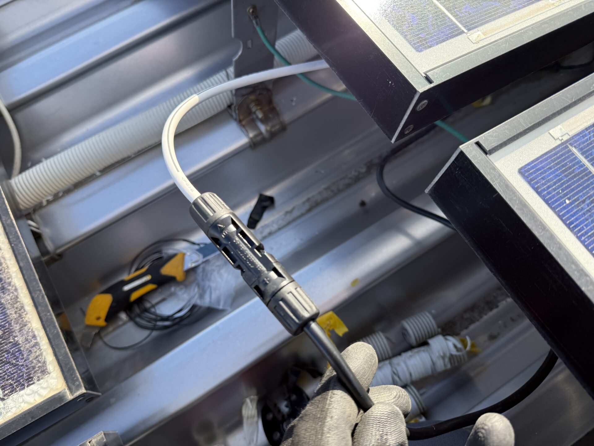 専用コネクタを使用し　PV配線の延長をしてバイパスしました。