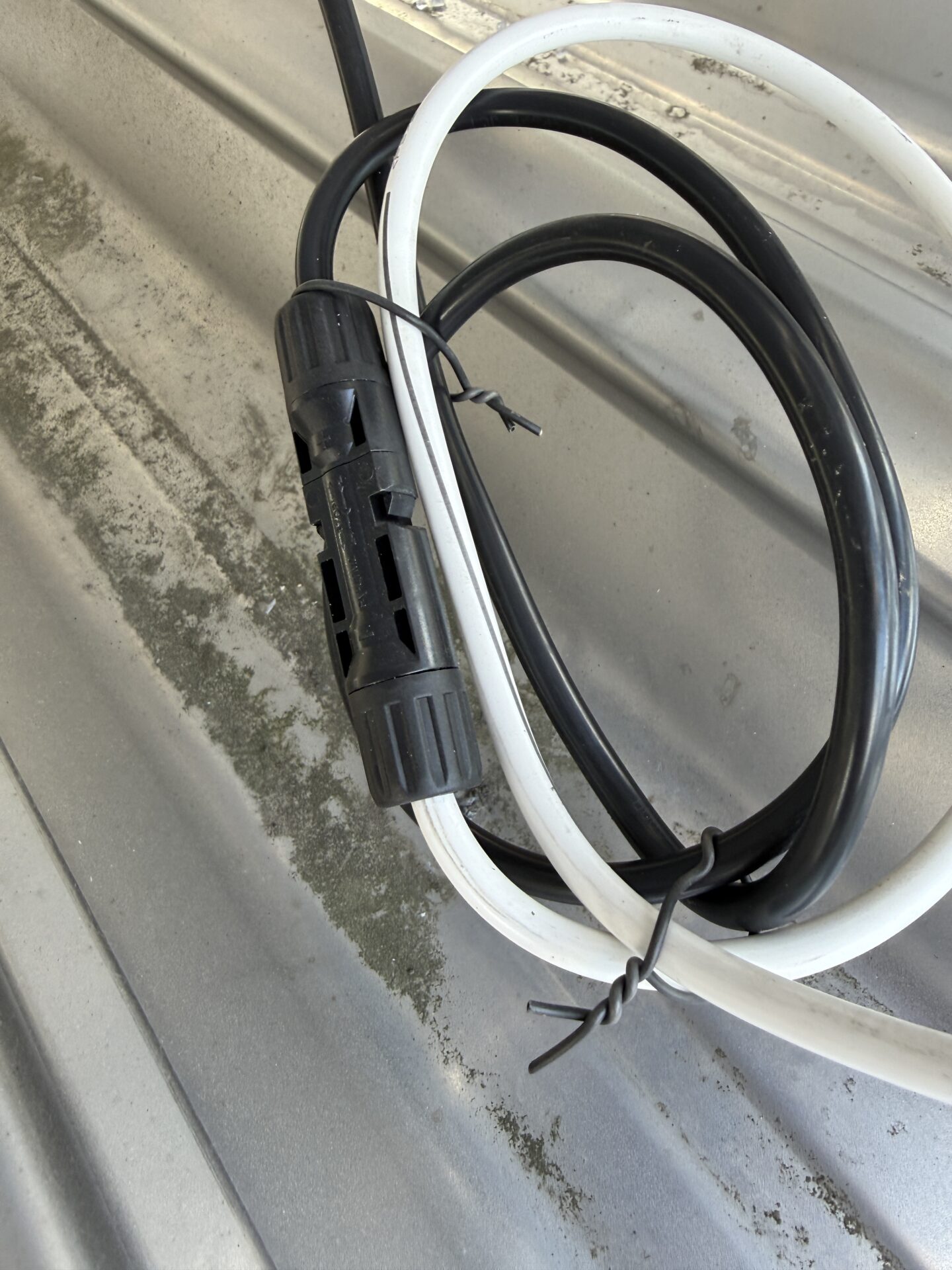 専用コネクタを使用し　PV配線の延長をしてバイパスしました。