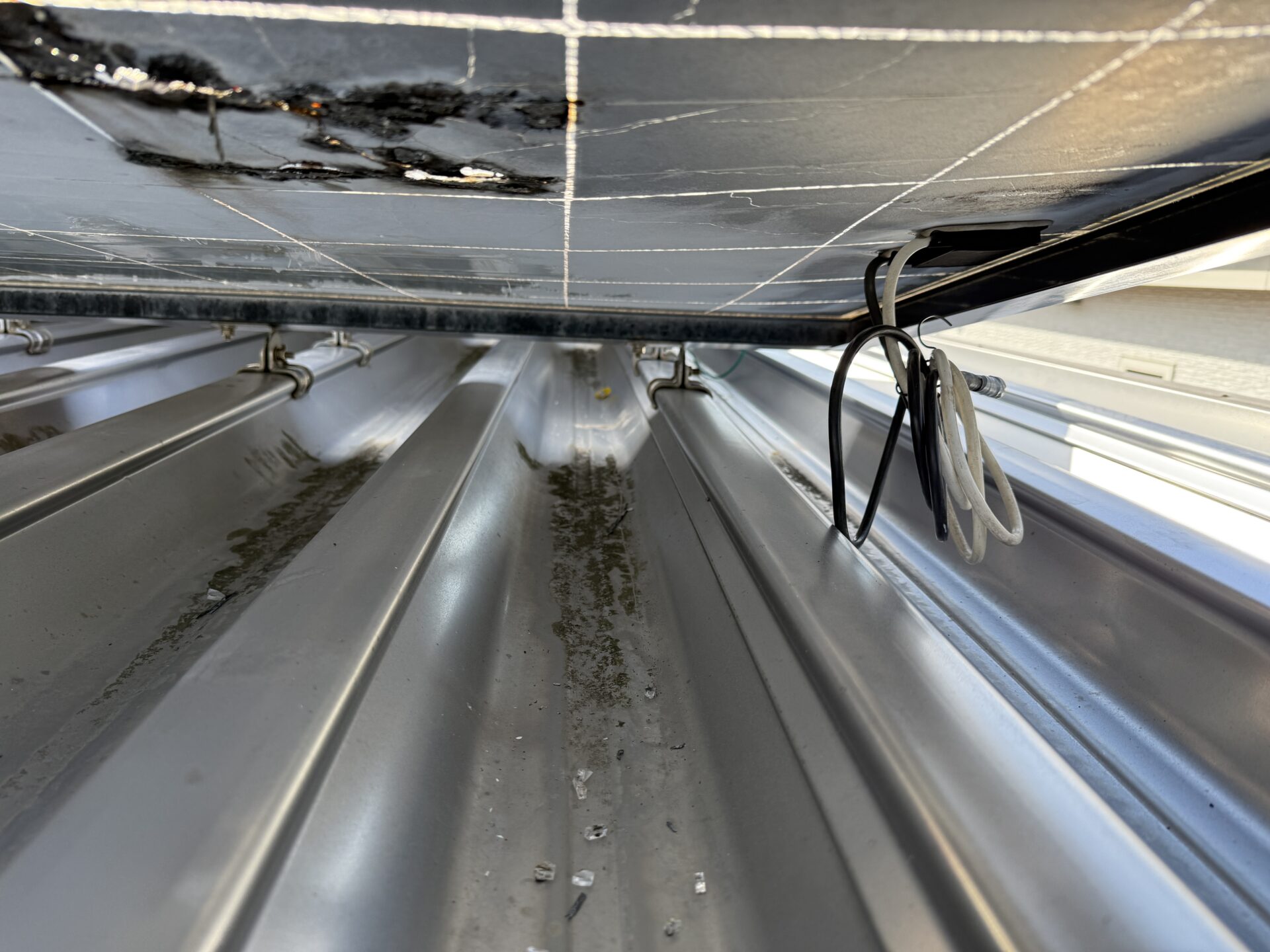 悪くなったパネルの配線を切離し　絶縁処理しています。