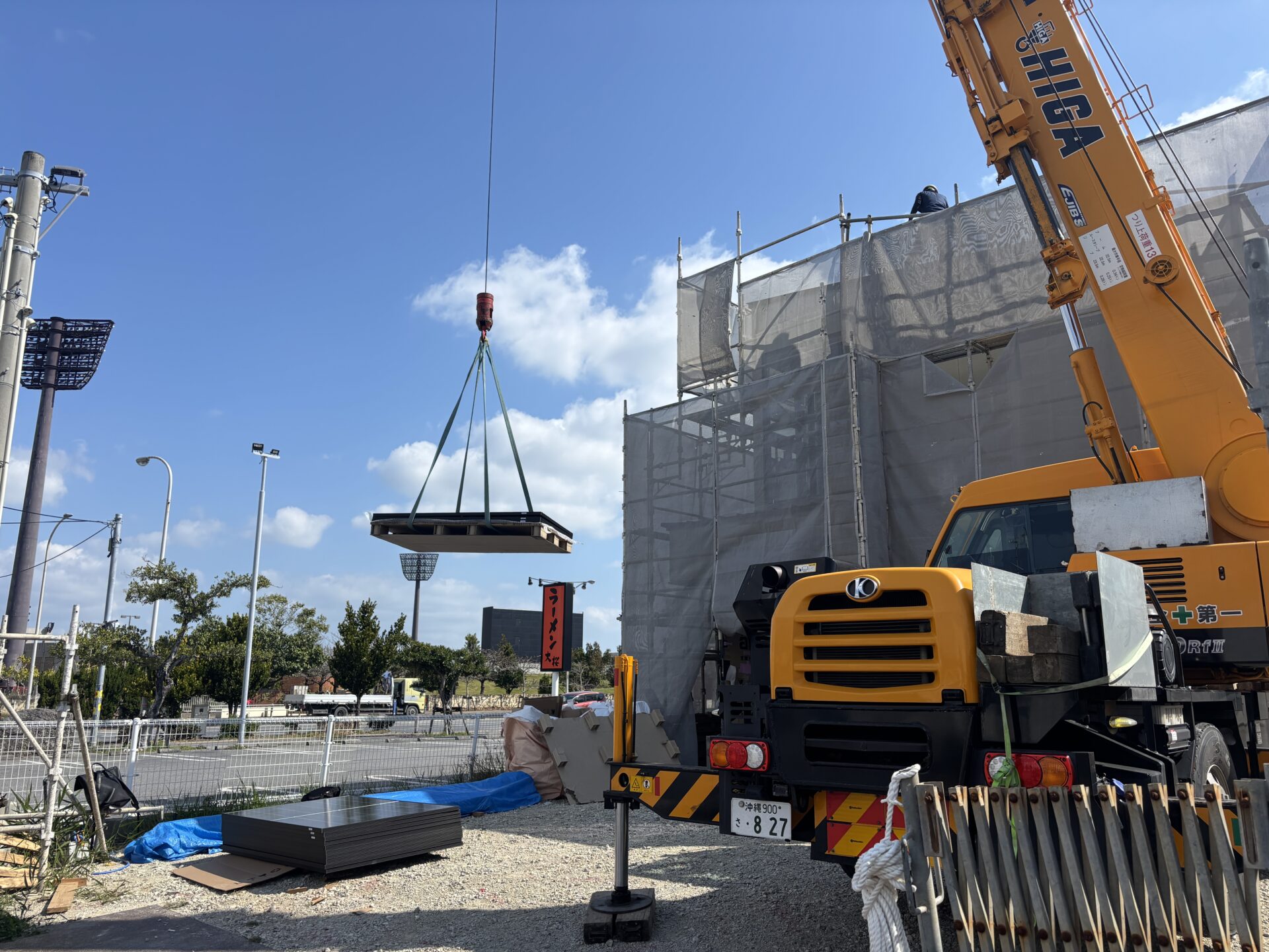 沖縄仕様のパネルは重さがあるのでクレーンにて荷揚げ