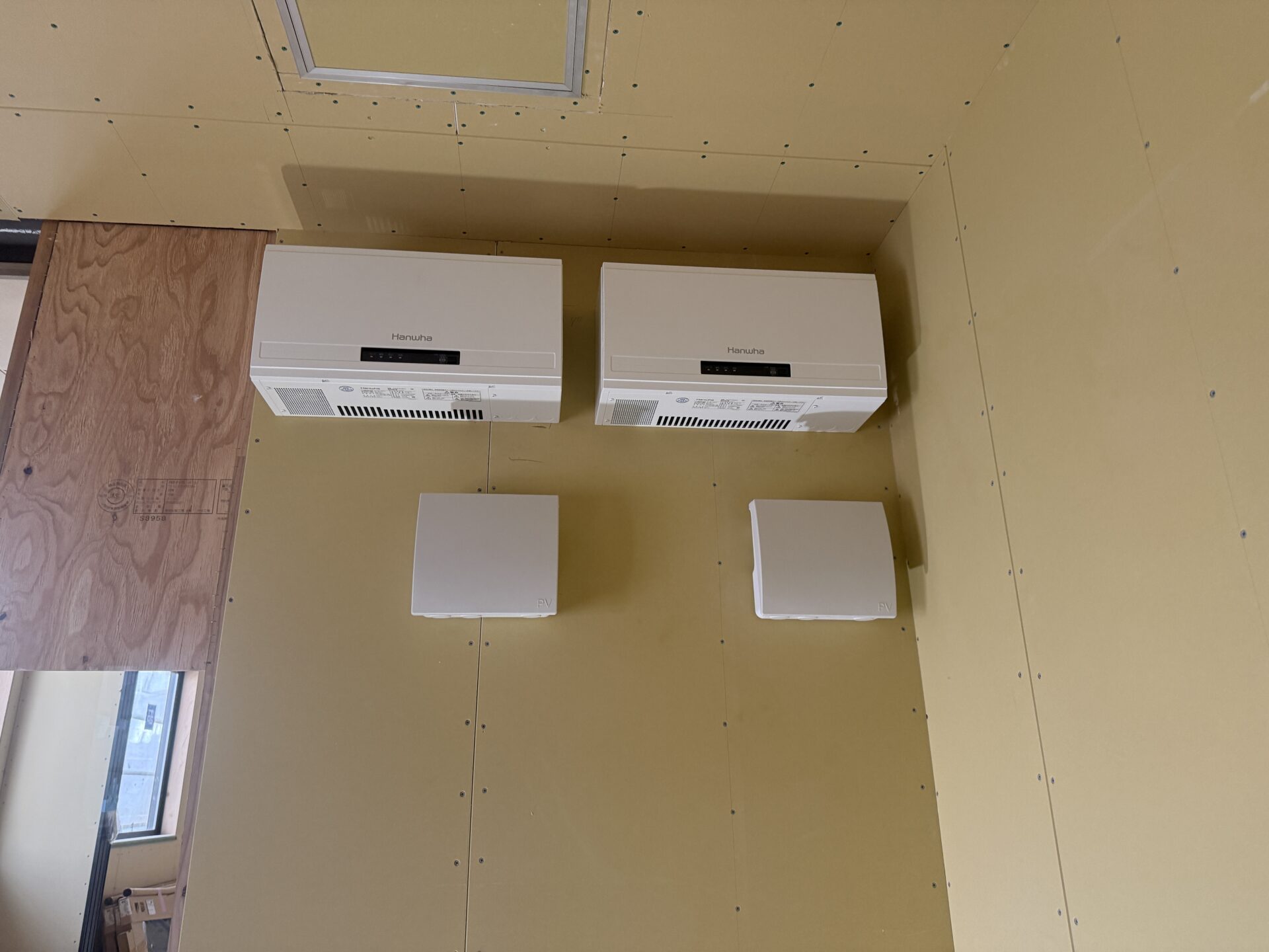 沖縄は塩害地域が多い為　機械類は室内設置になります。