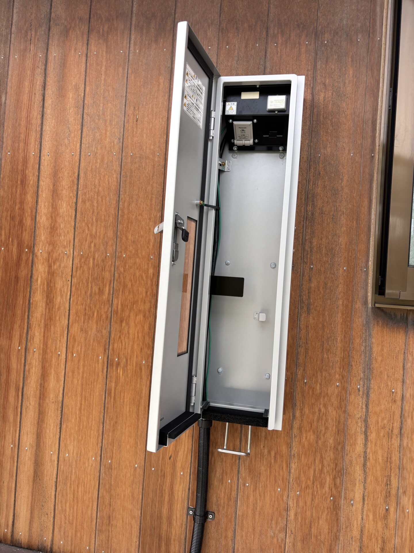 純正のEV充電器を中に収める事が出来ます。